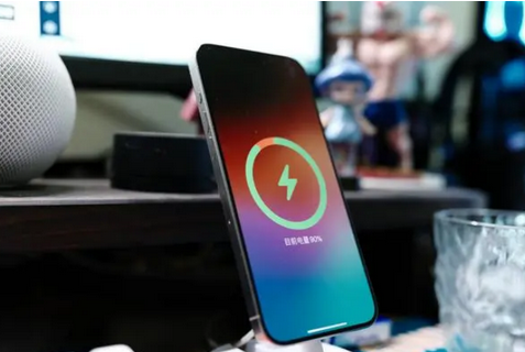 忻州苹果15换屏服务分享用什么充电器给iPhone15充电更好 